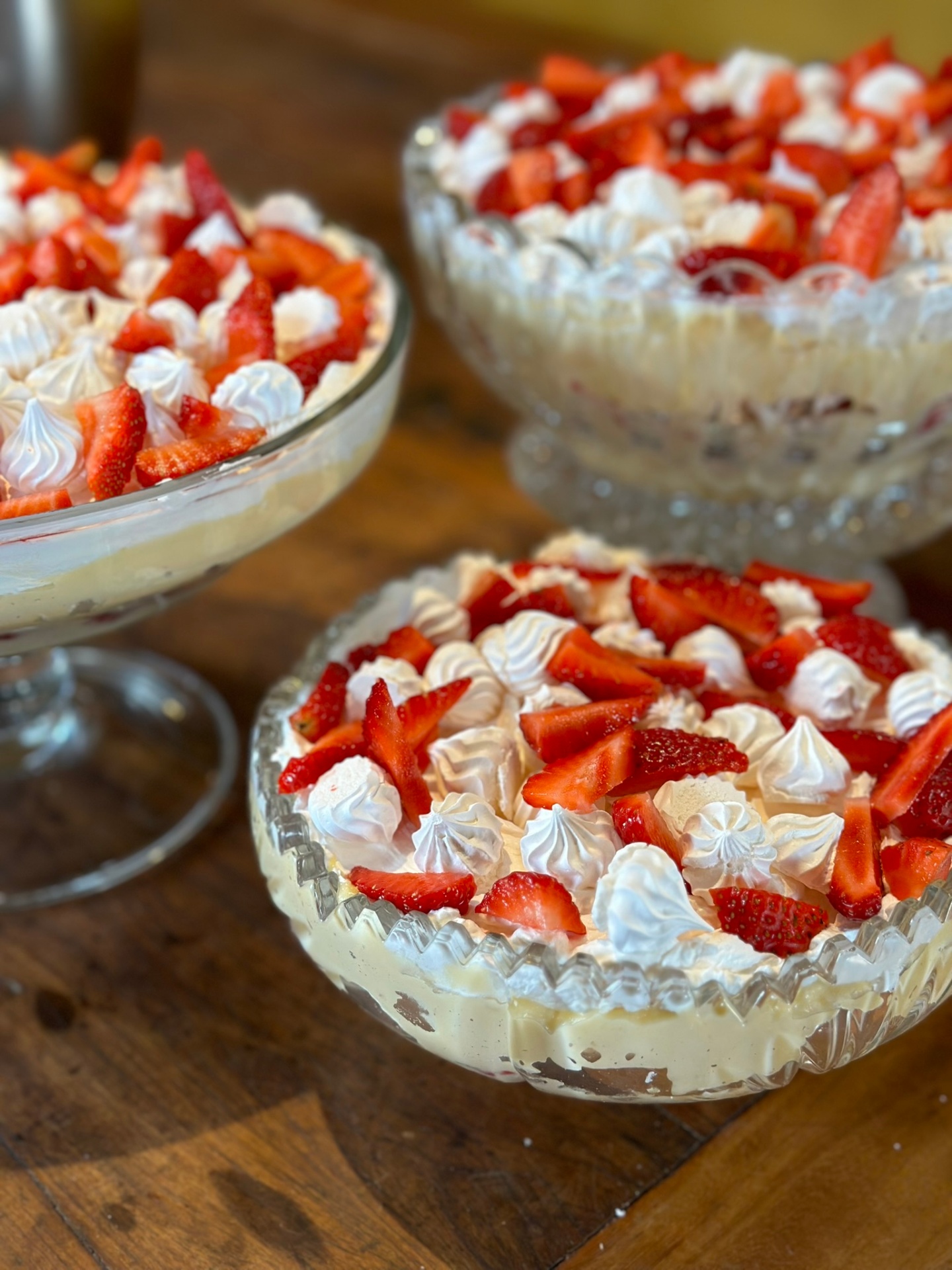Sobremesas com morango e merengue