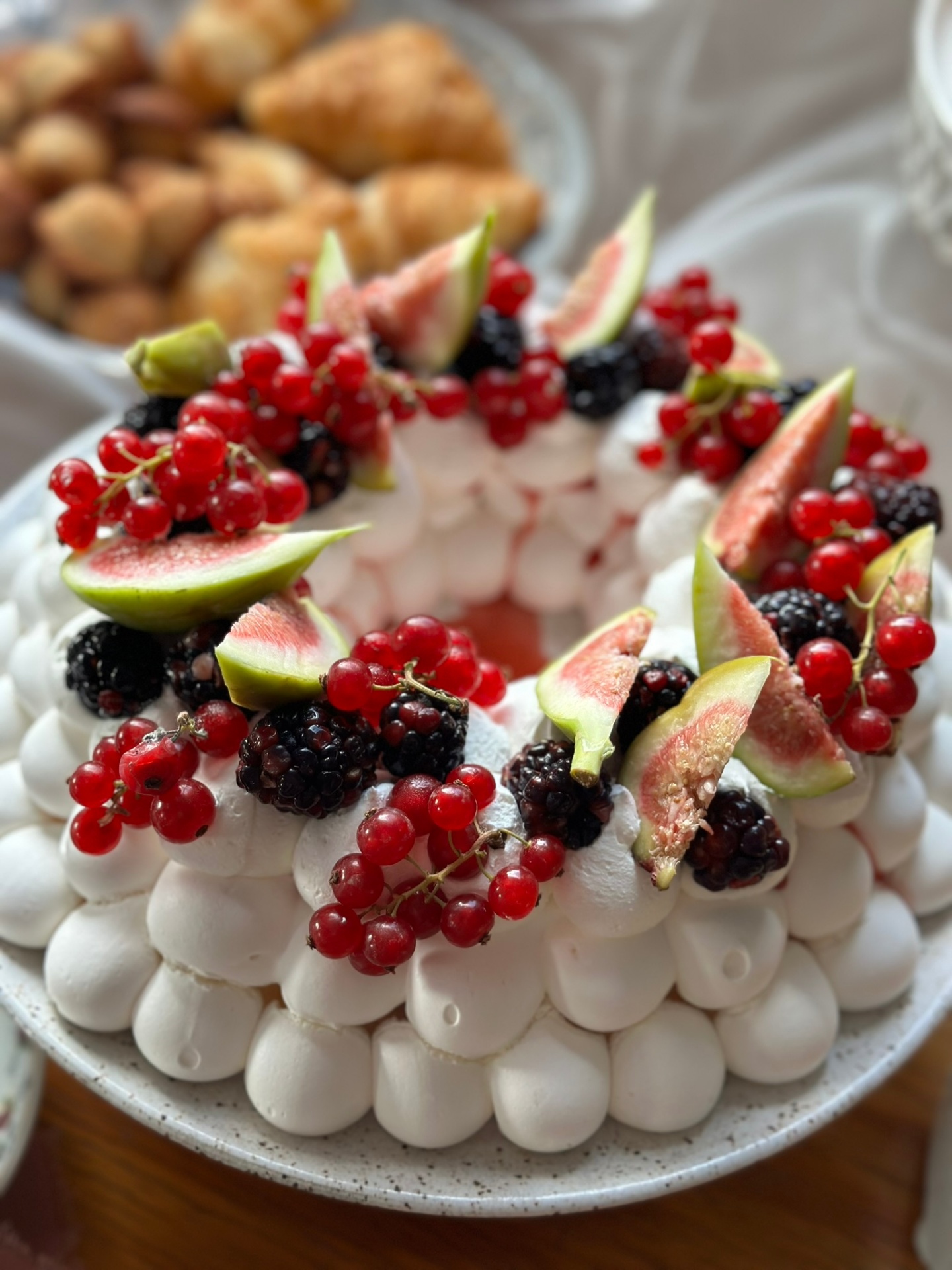 Coroa de merengue com frutas vermelhas e figos